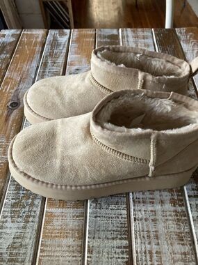 Women's Plush-Lined Slip-On Slippers in Tan